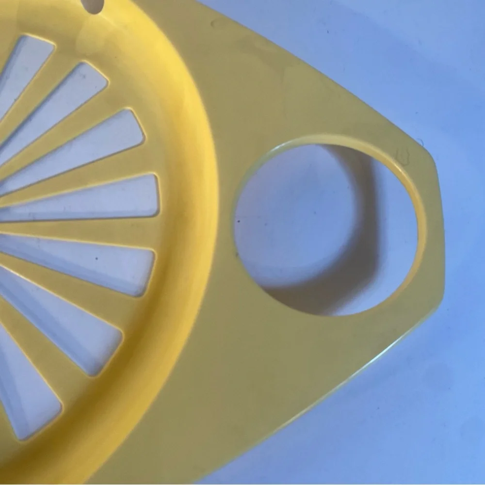 Set of 4 Vintage Frem Corp. Yellow Plastic Plate & Cup Holders Picnic BBQ Trays